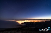 Estrelas sobre um mar de nuvens