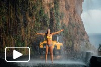 Duas jovens e uma ilha paradisiaca