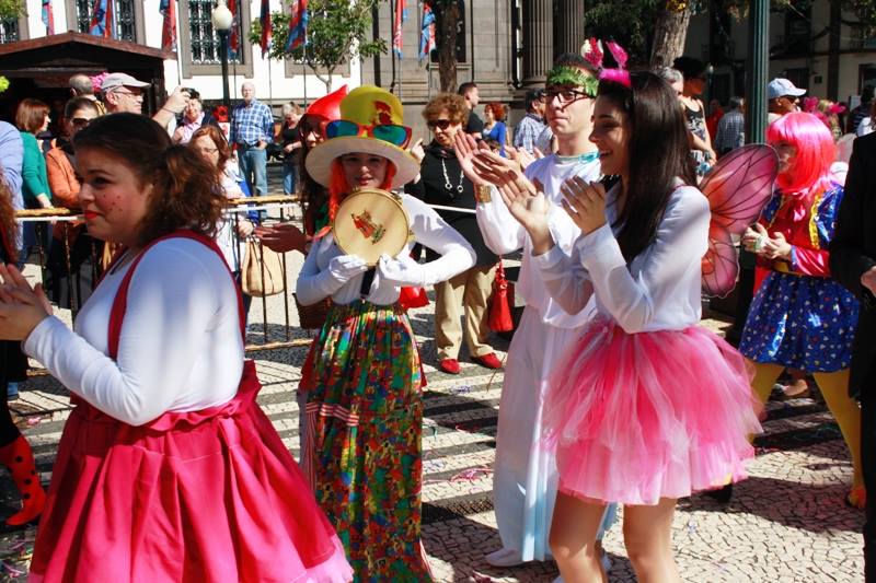 Animação carnavalesca ‘invade’ Avenida Arriaga