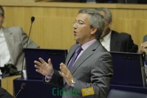 CDS critica mordomias dos secretários regionais
