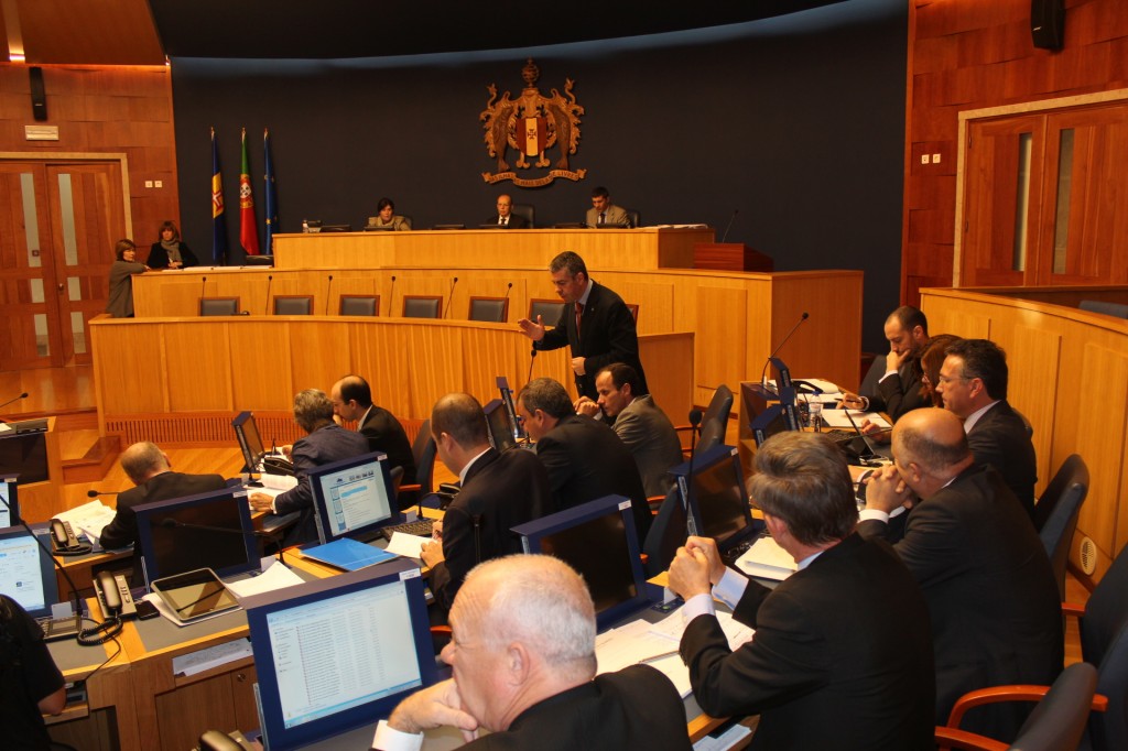 Plenário novamente suspenso