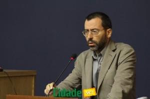 “Este modelo de crescimento económico é altamente questionável”