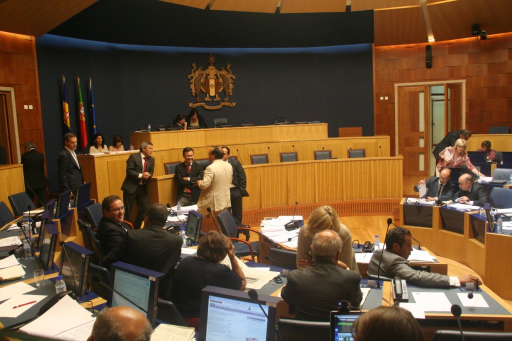 Maioria adia discussão de diplomas do GR