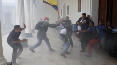 13 feridos em ataque ao parlamento venezuelano por grupos armados pró regime