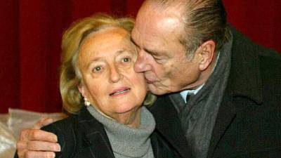 200 pessoas participam em homenagem na vila onde Chirac cresceu