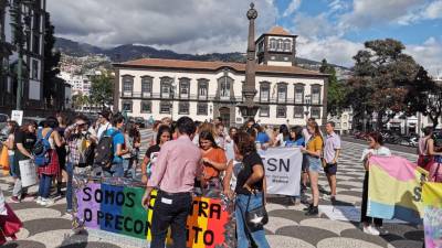 3.ª marcha do orgulho gay reúne cerca de 200 pessoas na Praça do Município