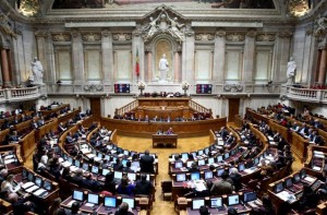 PCP, BE e PEV criticam subserviência do Governo e apelam à defesa do interesse nacional