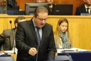 Mário Pereira compara secretário a Alice no País das Maravilhas