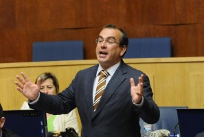 Autárquicas e lei das finanças regionais no arranque do plenário