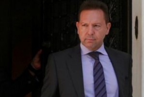 Grécia inicia conversações com credores após resignações