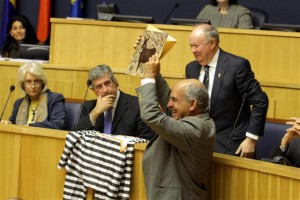 Jardim e Coelho trocam prendas na abertura do debate da moção de confiança