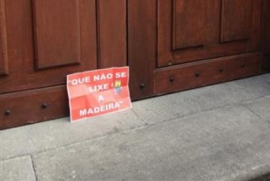 Que não se lixe a Madeira é o cartaz que está à porta da Assembleia