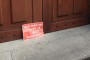 Que não se lixe a Madeira é o cartaz que está à porta da Assembleia