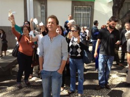 Manifestantes não arredam pé do exterior da Assembleia da Madeira