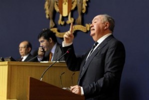 Jardim finta manifestantes e sai pela porta secundária do parlamento