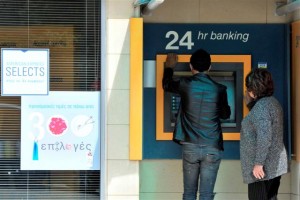 Multibancos do Chipre sem dinheiro e alguns vandalizados