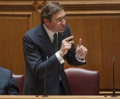 Não é agora que este Governo vai vacilar