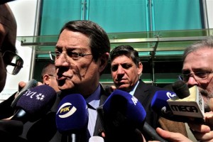 Presidente cipriota e líderes partidários chamados a Bruxelas para discutir plano de resgate