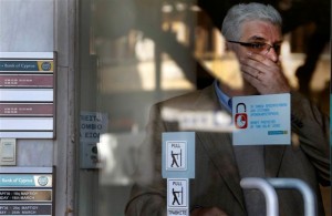 Bancos cipriotas com seguranças à porta, mas sem filas no exterior horas antes da reabertura