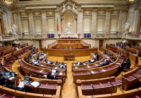 Parlamento debate despacho de ministro das Finanças