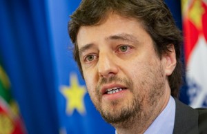 Poiares Maduro abre guerra com Jardim, diz semanário Sol