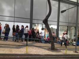 Clientes fazem fila e aguardam pela abertura da primeira H&M na Madeira