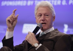 Bill Clinton diz que crise na zona euro não se resolve apenas com austeridade