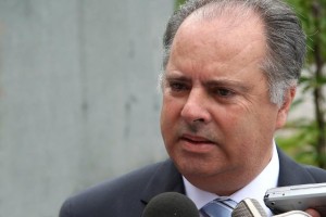 Secretário finta questões difíceis da área da Habitação