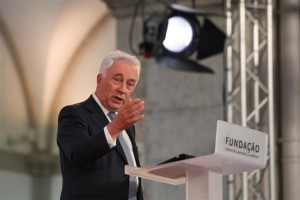 Sacrifícios têm que ter aceitação da população, diz Carlos Costa