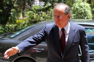 Representante devolve diploma à Assembleia