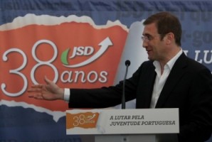 Passos diz que fim da crise não pode ser dada como garantido