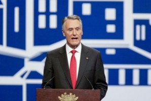 Cavaco promulga aumento do horário de trabalho na Função Pública