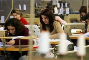 Emprego remunerado cai para o nível mais baixo de há 16 anos