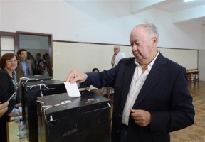 Não votar é entregar ouro ao bandido, diz Alberto João Jardim