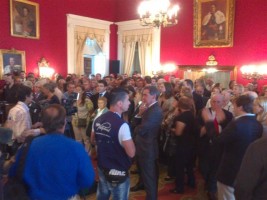Enchente de pessoas à espera da tomada de posse de Paulo Cafôfo no Funchal