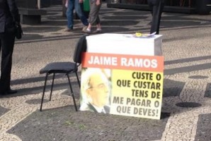 Protesto à porta da Assembleia contra Jaime Ramos