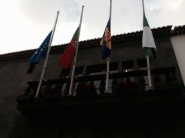 Bandeira a meia haste na Câmara de Santa Cruz