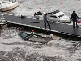 15 barcos ao fundo no porto de recreio de Santa Cruz
