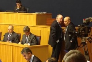 Jardim faz a festa sozinho enquanto os deputados fazem perguntas