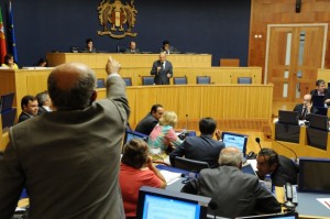 Coelho acusa governantes de esbanjarem dinheiro dos impostos