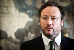 Assis acusa Governo de ser ideologicamente extremista e funcionalmente