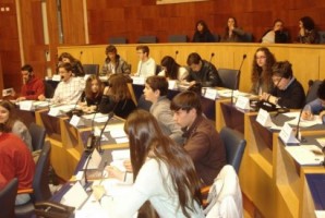 Parlamento Jovem debate as dependências