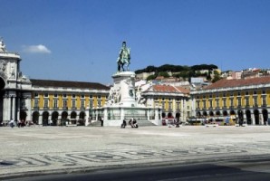 Reequilíbrio da economia nacional continua em risco