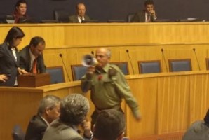 Coelho de megafone na votação de levantamento da imunidade