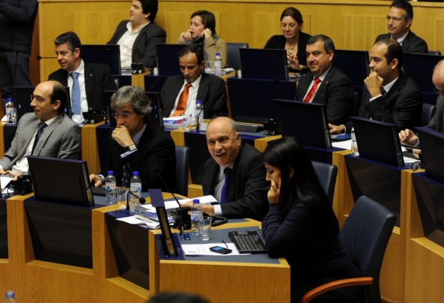 Plenário termina meia hora mais cedo por falta de condições