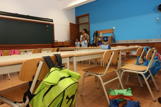 Resolução que reclama verbas para Educação publicada no Diário da República