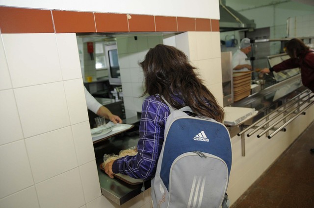 Comissão de IRS propõe que parte do salário seja pago em vales escola
