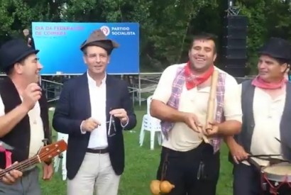António José Seguro volta às selfies e até tenta tocar ferrinhos