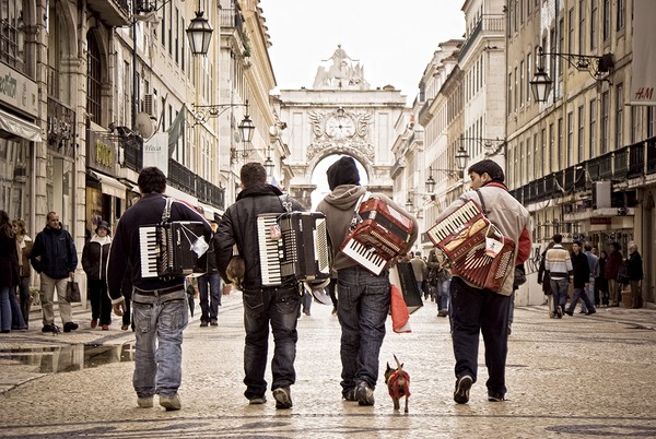 Artistas animam ruas de Lisboa, mas muitos esquecem a licença camarária