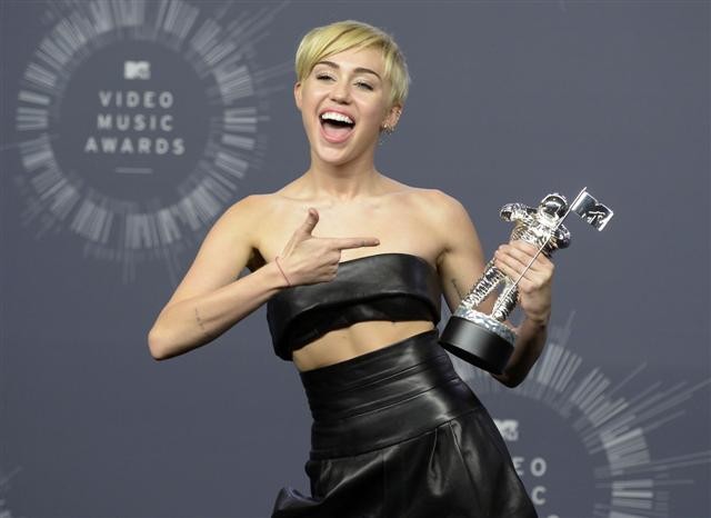 Miley Cyrus conquistou vídeo do ano nos prémios MTV